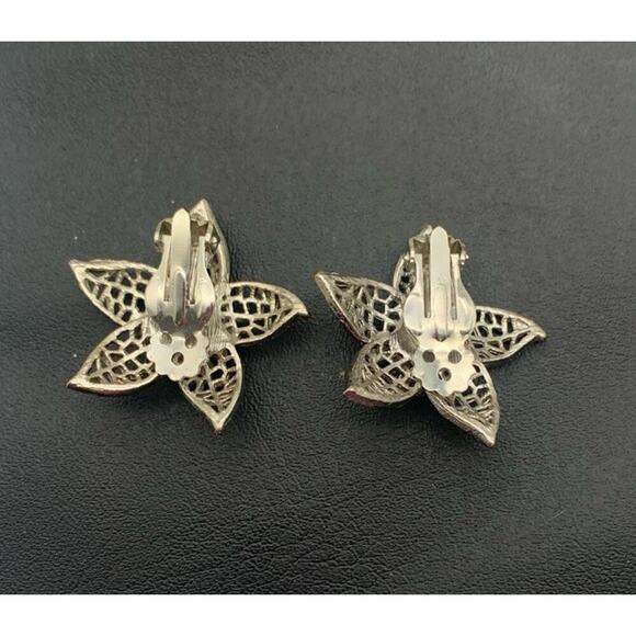 Vintage Beautiful Silver Tone Flower Clip On Earrings - Picture 4 of 5